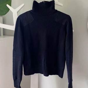 Polotröja Zara - Stickad marinblå polotröja från Zara. Förstärkande tyg som medför coola detaljer på axlar och underarmar. Storlek M (liten i storleken)   Kan mötas upp eller skickas, köparen står för frakten💛