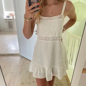 Klänning med broderier vit - Säljer denna somriga vita klänning. Köpt förra sommaren på Zara. Sparsamt använd. Pris kan diskuteras vid en snabb affär💕💕💕