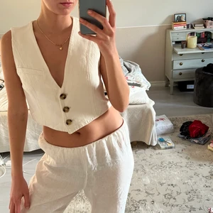 Linnetopp från zara  - Världens finaste topp från zara i linne blandat material, med supersöta knappar. Så fin att ha som ett sett med linnebyxor eller som en väst under kavaj😍 Knapot använd! 