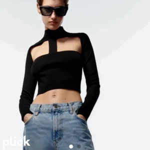 Zara topp - Säljer min zara tröja pga att jag aldrig har använt den, lappen är kvar❤️❤️ 