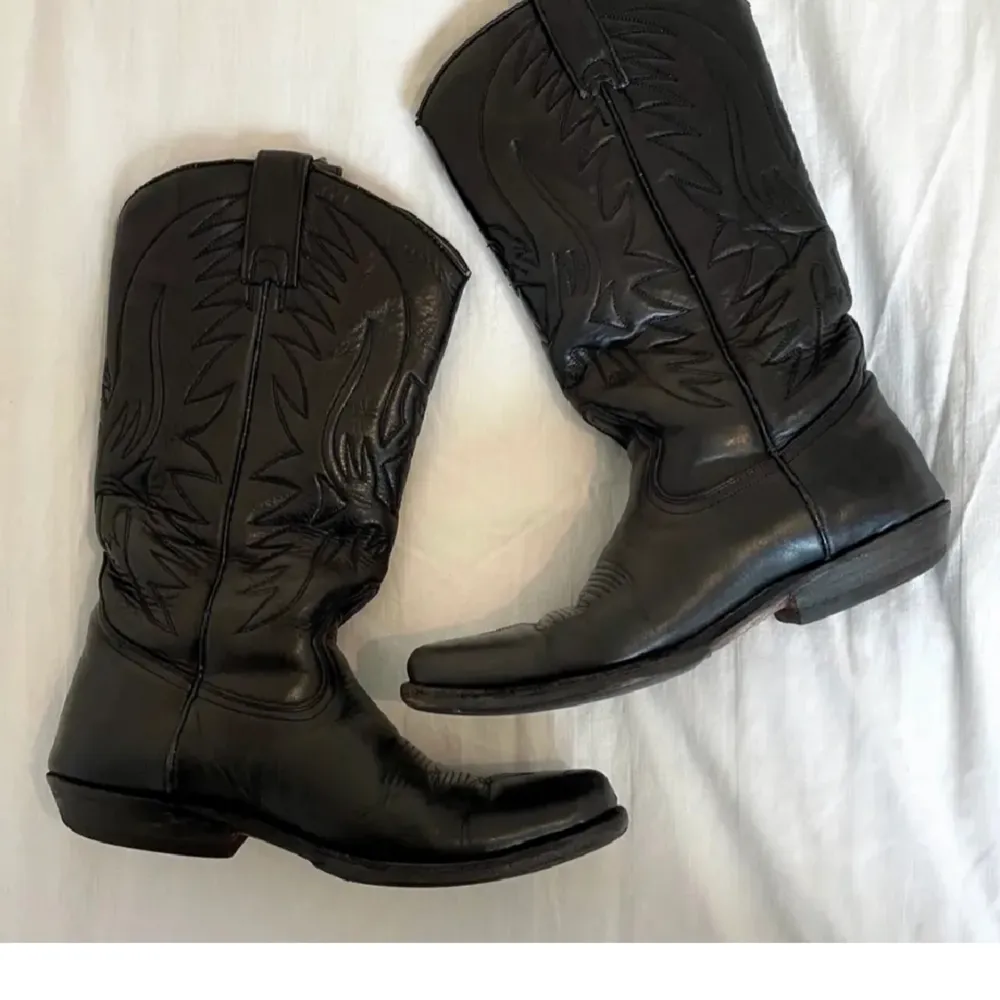 Svarta cowboyboots, storlek 36 🤠 Köpta här på Plick, men jag kunde tyvärr inte ha dom. . Skor.