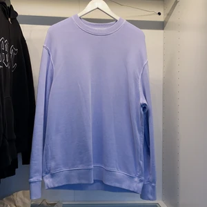 Cos sweatshirt  - Sweatshirt från COS‎ i lila‎ ‎ ‎ ‎ ‎‎ ‎‎   ‎ ‎ ‎‎  ‎‎‎‎  ‎‎  ‎ ‎ ‎  ‎ ‎ ‎ ‎ ‎ ‎  ‎‎ ‎ ‎  ‎ ‎ ‎ ‎   ‎ ‎ ‎ ‎ Storlek (S oversize) sitter som M, mycket bra skick, köpare står för frakt 