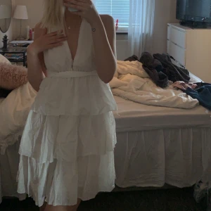 Studentklänning  - Jättefin studentklänning som är köpt här på plick, hittat en annan därav säljer jag🤍🤍