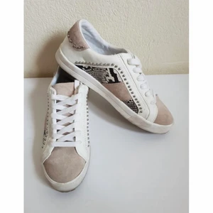 Zara vita sneakers - Säljer de här vita skorna från zara som jag köpte för länge sen💞💞 lånade bilder, skriv om ni vill se de!! 🫶🏼