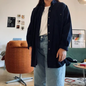 Oversize Manchester skjorta - Säljer en oversize marinblå manchester skjorta i stl.46/48. Otroligt skön och passar till det mesta. Riktiga vintage vibes! 