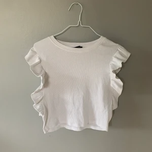 Volangtopp Zara - En jättefin volangtopp från Zara, perfekt nu till sommaren. Säljer för att den tyvärr inte kommer till användning. Nyskick bara använd ca 2 gånger. Köparen står för frakt😍 frakten kostar ca 45-50kr💓