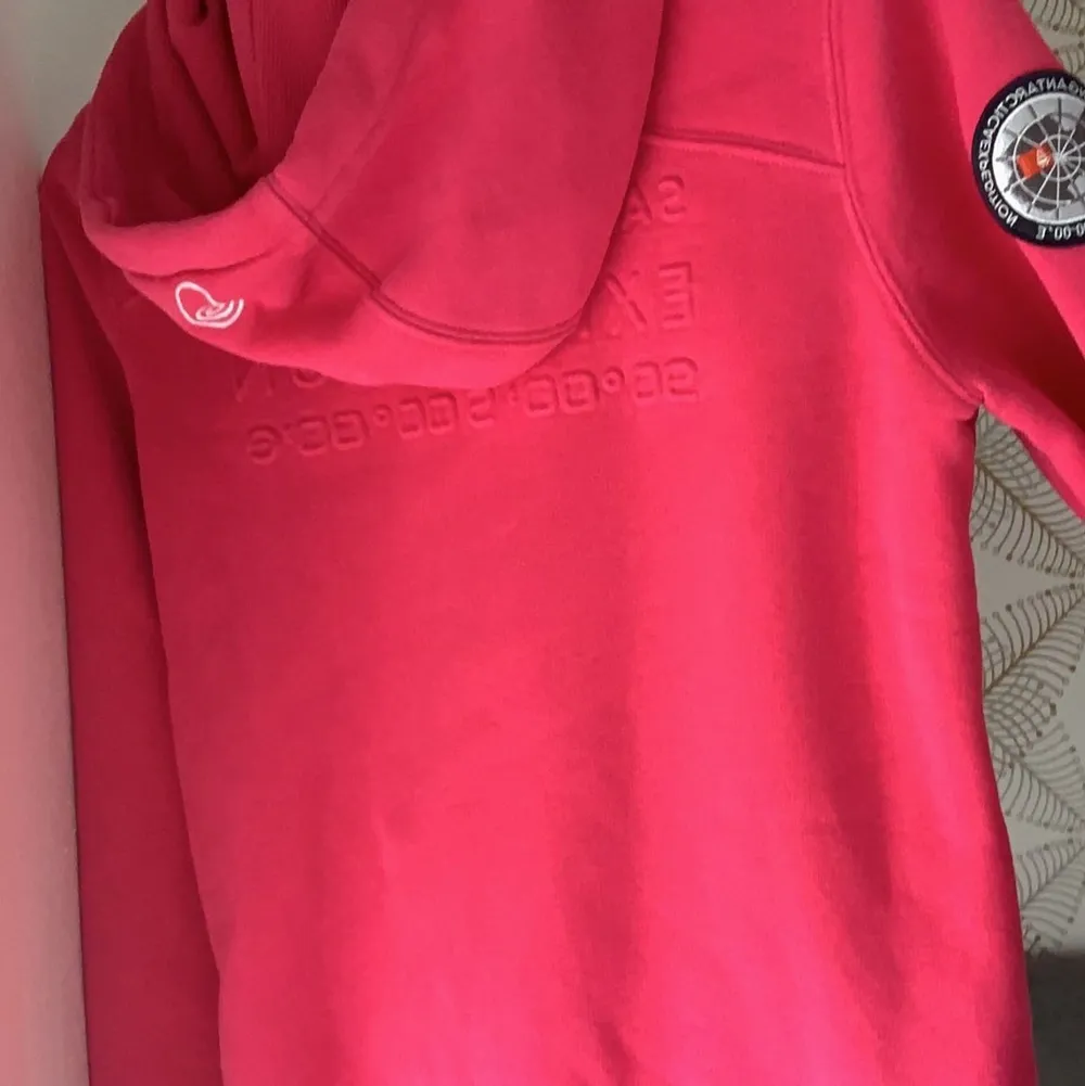 Här har jag en rosa sail rasing hoodie som är i en gammal modell. Först bilden är inte min men den va lik min hoodie som kommer på dom andra bilderna. Jätte bra skick. Inte jätte mycket använd.(kontakta mig om detaljer eller bilder) BARA SWISH FUNKAR!. Hoodies.