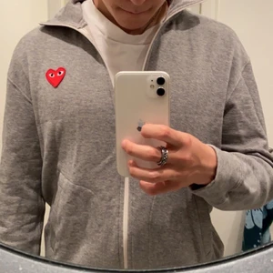 CDG Zip Tröja (Large) Comme Des Garcons - Jätte fint skick, (9/10 skulle jag säga) Sitter lite mindre i storlek, skulle säga att den sitter lite mer som en Medium. Skickar via PostNord 66kr.