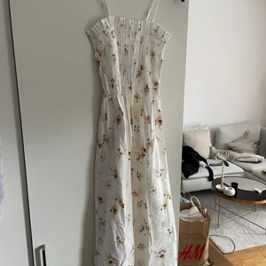 Klänning  - Säljer denna klänning från H&M, aldrig använd🥰 Säljer den för 150 kr. Storlek XS