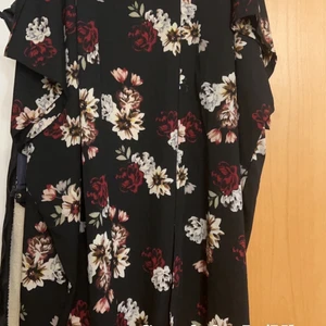 Kläder  - Säljer kläder då jag inte har användning av det. Priserna och storlek står på bilderna. Frakt kan tillkomma.