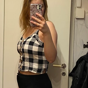 Primark linne svart och vitt - Så fint svart och vitt rutigt linne som är köpt på primemark. Det är i storlek 38 men skulle snarare säga 36 då den är liten i storlek. Köparen står för frakt