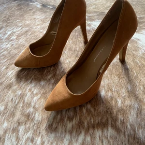 Bruna klackskor storlek 38  - Super bekväma klassiska klackar i brun mocka. Storlek 38. Använda 2 gånger. Köpta i Tyskland 