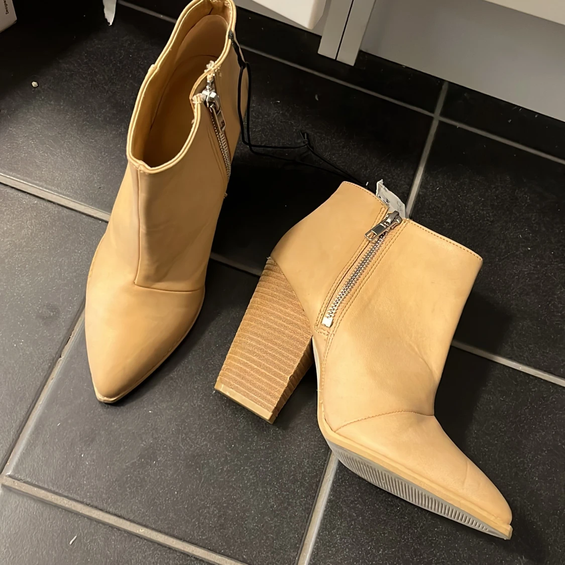 Beigea klackar aldrig använda 