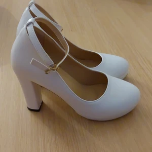 Storlek 39 - Dom är helt nya, kunde inte ha dom, det kosta också för frakten.