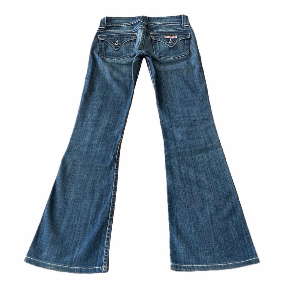 Lågmidjade vintage jeans med snygga fickor från hudson i storlek W24, midjemått: 76cm innerbenslängd: 71cm 💕 Läs min profil innan du lägger bud, bud är bindande!! . Jeans & Byxor.