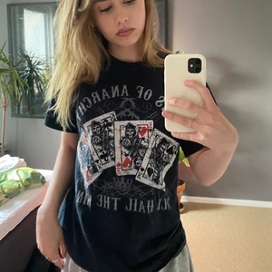 snygg t-shirt me tryck - fett najs marinblå t-shirt med tryck. dunder skick passar som en S/ stor S ungefär. ‼️kontakta mig INNAN du vill köpa‼️ frakt 45kr