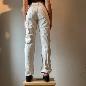 Beiga Rowe jeans från Weekday i storlek W26L32. Sparsamt använda