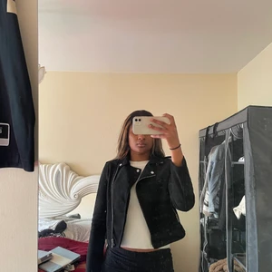 Mocka jacka  - Använt 1 gång, i nyskick. Enkel och lätt material Köpt för 400kr Frakt ingår 