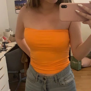 Somrig strapless topp 💕 - Säljer denna fina, färgglada strapless topp som är perfekt till sommaren!☀️ Den sitter på plats och åker inte ned. Tröjan är i storleken XS men passar nog bra på någon som brukar ha S också. 