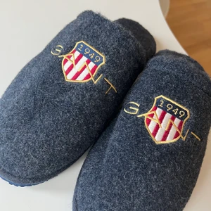 Gant tofflor Strl 42 - Tofflor från Gant, fodrade med öppen häl och stoppning i innersulan. Nyskick, inköpta för 550kr.