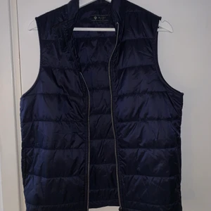 Väst - Riley - Fin väst från Riley. Säljes då den var för liten