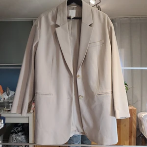 Beige oversize blazer - Biege oversize blazer från HM, använd 2 ggr, utan axelvaddar, snygg på utekvällen, små skönhetsfel som knappt märks (se bild)