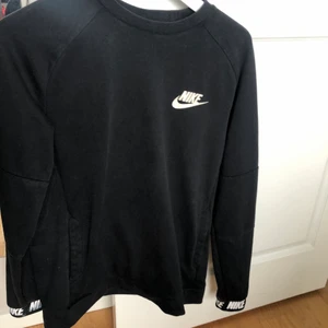  sweatshirt  - Nästan helt oanvänd, väldigt fin. Hör av er vid intresse eller frågor! 