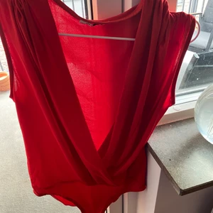 Body i rött från zara  - Body i rött från zara. Urringad 