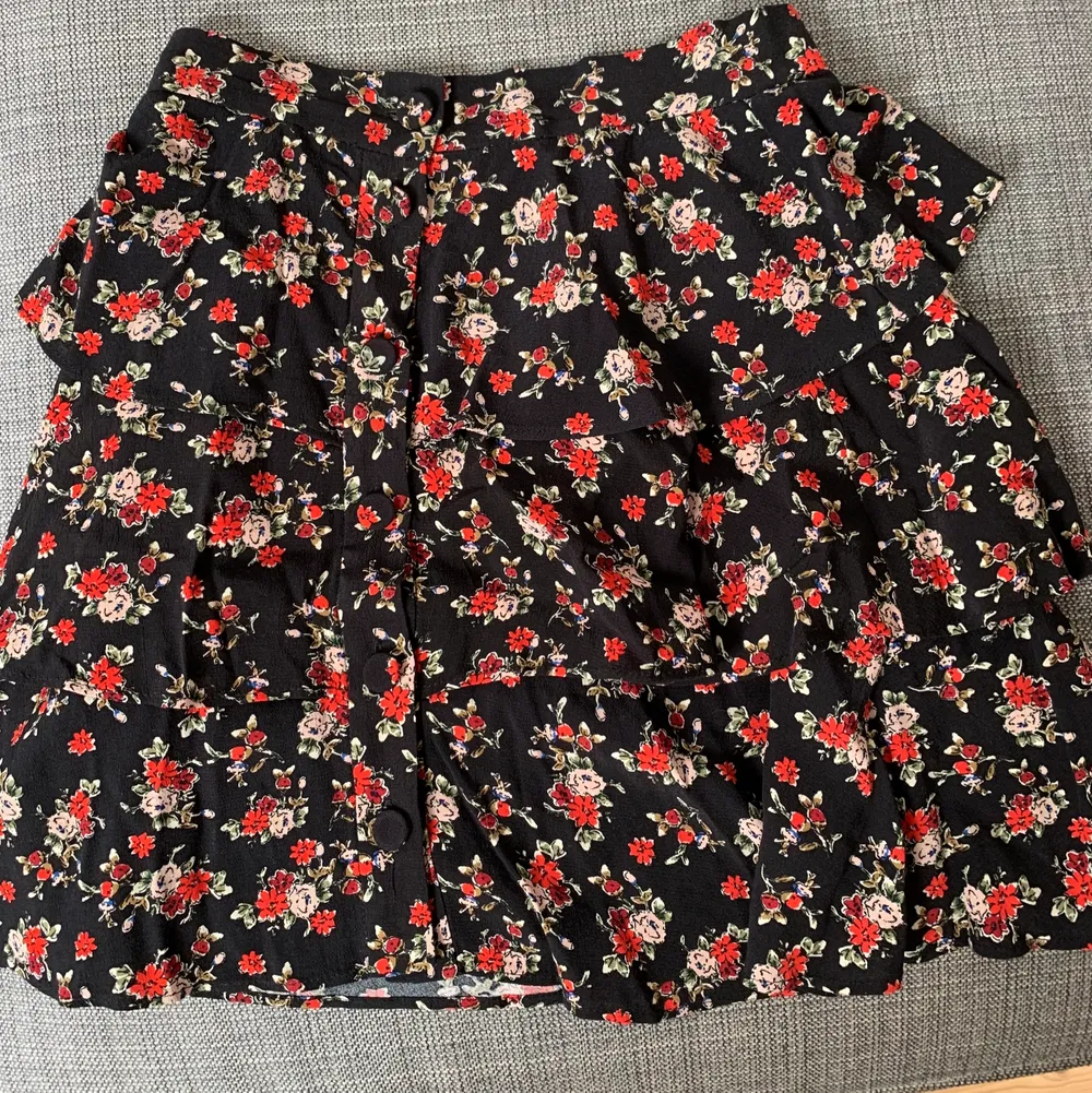 blommig kjol från zara som inte kommer till användning💕 storlek S, säljs för 100kr+frakt💕. Kjolar.