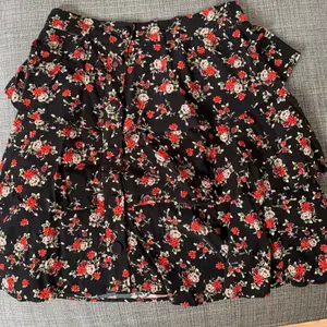 blommig kjol från zara som inte kommer till användning💕 storlek S, säljs för 100kr+frakt💕