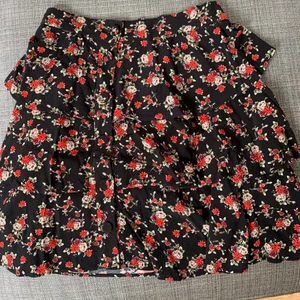 blommig kjol - blommig kjol från zara som inte kommer till användning💕 storlek S, säljs för 100kr+frakt💕