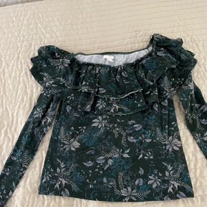Topp - Säljer denna off shoulder topp med en fin lövmönster från H&M i storlek L 🍃💚 Den är väldigt bekväm. Man kan ha det som off shoulder eller som en U-ringad topp 🤩 Säljer den för 55kr +frakt, kan mötas i Örebro 💕 Dm för mer info/bilder ☺️