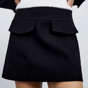 Säljer denna populära kjol fråm zara i storlek M den är endast testad och har prislappen kvar! Skriv privat för egna bilder då dessa är lånade ❤️ nypriset var 399kr 