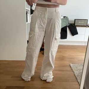 Cargo byxor - Skit snygga vita cargos. Använt en gång dock små defekter nere vid kanten pga dom är för långa för mig 😢 är 162 💗 300kr