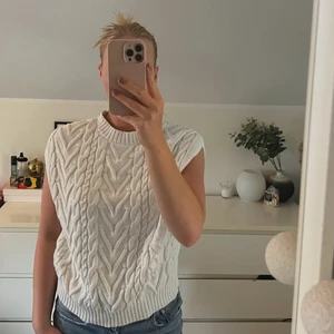 Stickad väst!  - Stickad väst, använd fåtal gånger. Säljer då jag inte får användning av den. Den känns helt oanvänd! 