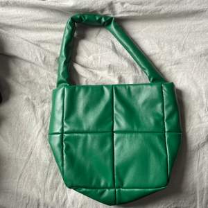 Superfin grön ”puffer” väska. Tyvärr aldrig kommit till användning. Gott om plats och perfekt att ha i handen eller på axeln. Köpare står för frakt <3