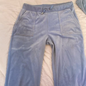 Juicy byxor  - Ljusblå juicy byxor i färgen powder blue💙stork S o säljer för att dom är för stora 