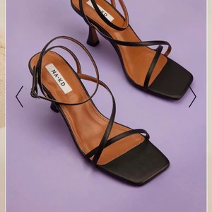 Nakd skor - Säljer dessa fina klackskor i storlek 40 då dom inte används längre. Dom är i jätte bra skick, använda 1 gång, säljer för 400 +frakt💕