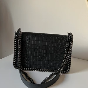 Svart hand väska - Svart väska använt fåtal gånger  Röd på insidan 