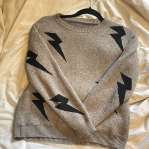 Blixt tröja  - En blixt tröja från shein, den är beige och blixtrarna är svarta.