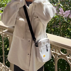 axelremsväska ”herr över-kropp” - Säljer denna unisex väska som passar perfekt till casual stil när man ska ut! 💕 får plats med rätt så mycket såsom nycklar, mobil, kort, parfym osv. Frakt tillkommer på 12kr. DM för intresse!