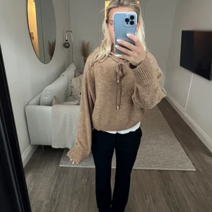 stickad hoodie - beige stickad hoodie från hm, bra skick men lite nopprig. jättefin sticks inte!