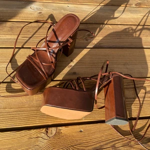 Bruna klackskor - Klackskor från asos, nypris 499kr, nyskick✨✨ säljer pga lite för höga för min smak☺️, storlek 37 (frakten splittas mellan köparen och mig🫶🏻)