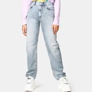 Säljer mina skitsnygga jeans från Junkyard pga att de är förstora och därför inte kom till användning. Jeansen är i storlek S, långa och lite baggy i modellen. Skitsnygga! Endast använda ett fåtal gånger så jeansen är nästan som nya. 
