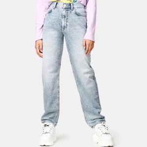 Perfect 80’s jeans - Junkyard  - Säljer mina skitsnygga jeans från Junkyard pga att de är förstora och därför inte kom till användning. Jeansen är i storlek S, långa och lite baggy i modellen. Skitsnygga! Endast använda ett fåtal gånger så jeansen är nästan som nya. 