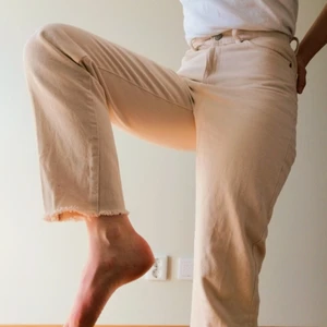 Biegea jeans - Sjukt snygga byxor som ej kommer till användning. Det är lindex från början men jag har sytt om dem i midjan så de inte är så pösiga i svanken, samt klippt av dem och fransat till dem i fotvristerna. Jag tycker de sitter jättesnyggt och på mig som är 162 cm går de ändå ner till fotknölarna. Jättefina att ha nu under vår och sommar🌸