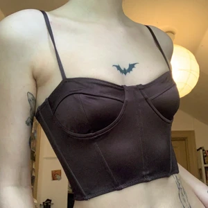 Brun korsett topp  - Supersnygg korsett topp från hm. Använd några få gånger 