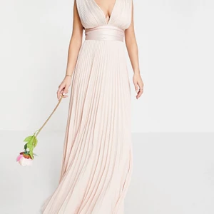 Nya balklänningar  - Glömde returnera mina balklänningar från ASOS. Har både storlek 34 och 36. Lapparna kvar. Nypris 980kr