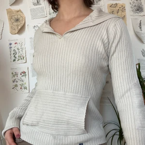 Beige tröja med huva - Beige hoodie! Så sjukt mysig och passar me allt!!! Visas på en s/m men märkt som L. Köpare står för 57kr frakt. Plagget är i gott defetfritt skick. 