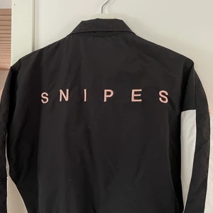 Windbreaker från märket Snipes - Jättefin bomberjacka i en vintage stil från märket Snipes. Jackan säljs inte längre. Jackan är i nyskick och nästa helt oanvänd. På ryggen står märket med beoderade bokstäver. Jackan passar bra för xs/s och har en passform som tredje bilden (lånad bild, inte samma jacka), vid interesse skriv gärna!